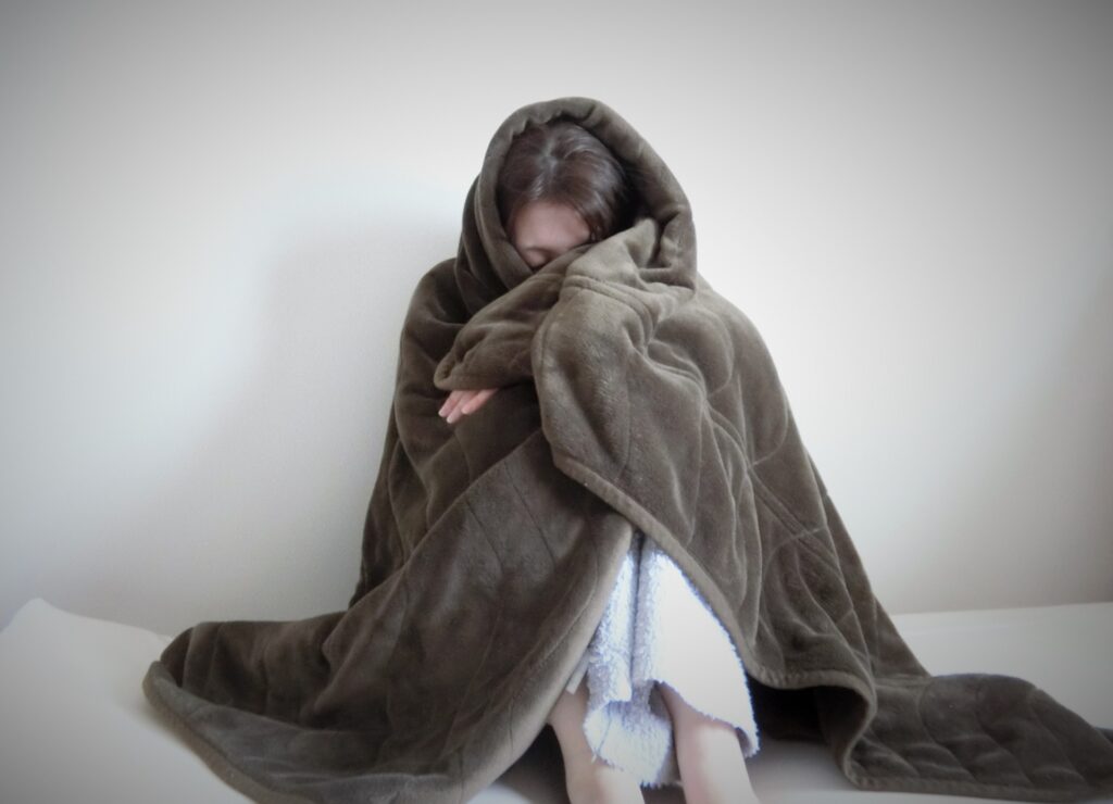 ふさぎこむ女性