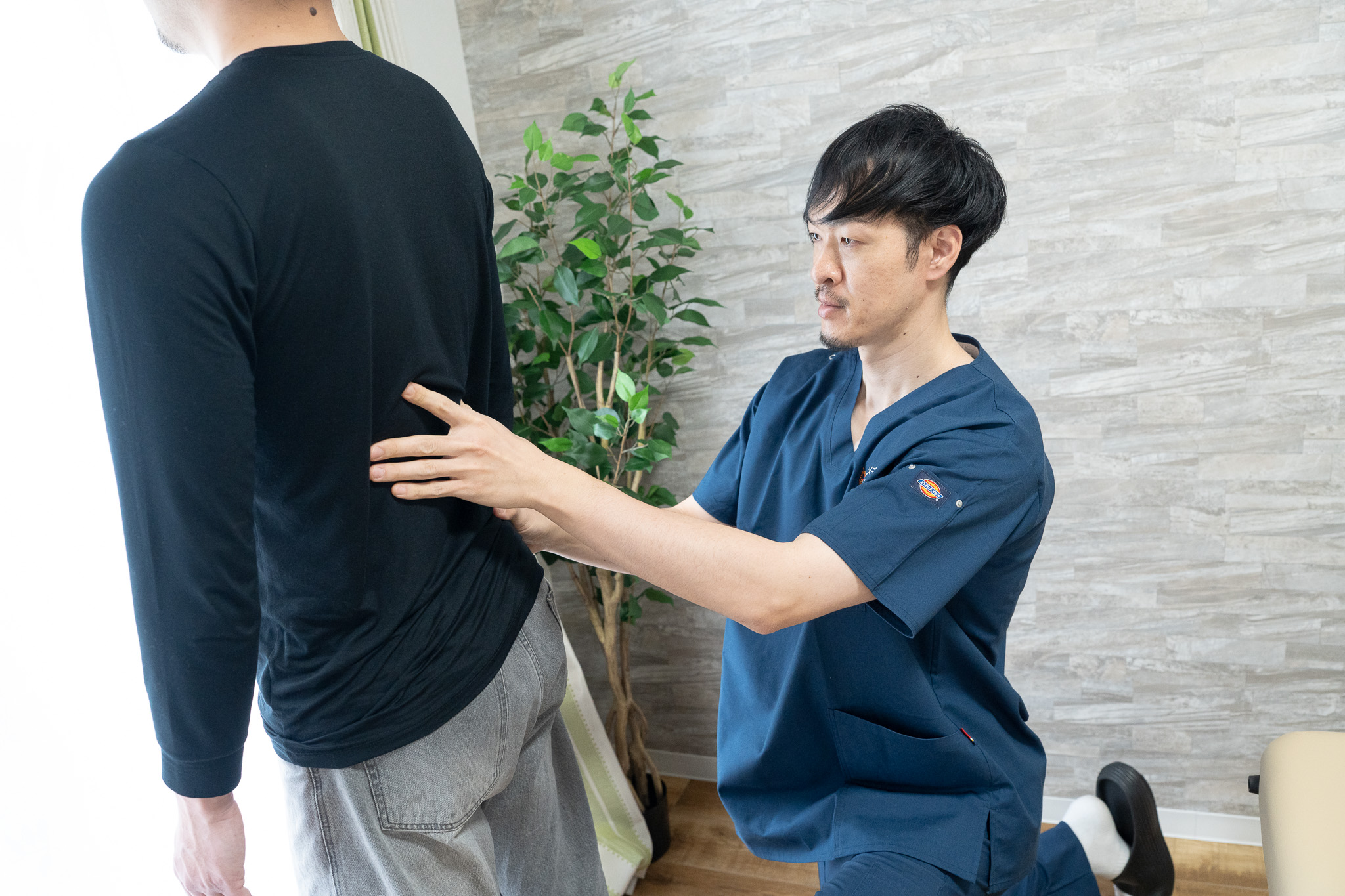 武蔵小杉店で全身の動きや姿勢を確認する様子